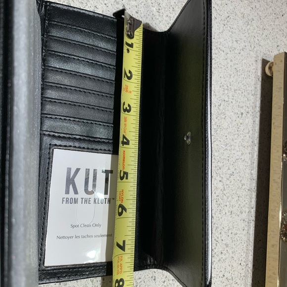 ⚫⚪ Elevate Your Style with the Kut from the Kloth Black and White Striped Wallet - Picture 5 of 7